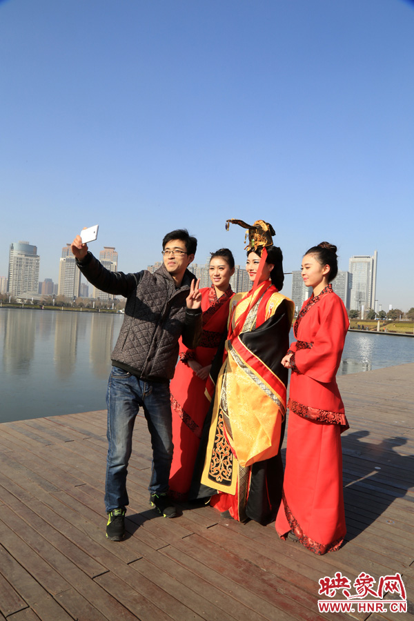 在比歌招親現(xiàn)場，有許多人圍觀拍照。