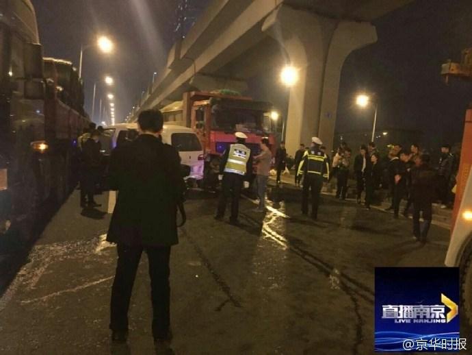 南京一大貨車剎車失靈 連撞17輛車 南京一大貨車剎車失靈 連撞17輛車