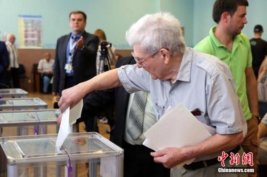 　5月25日，一名烏克蘭選民把填好的選票投入選票箱。