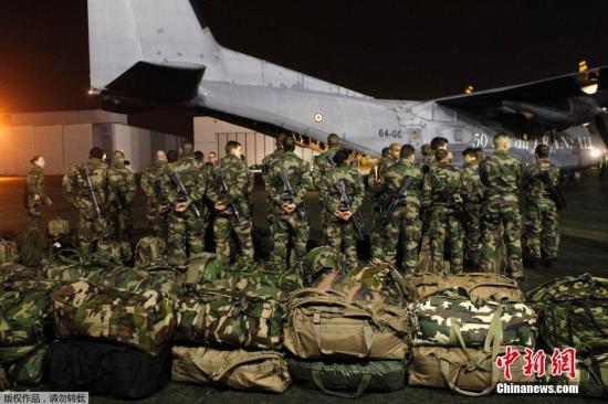 當?shù)貢r間1月7日，法國軍人抵達巴黎布爾歇機場。他們將被部署在巴黎，以增強巴黎市的安保力量。
