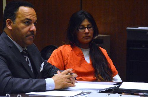 嫌犯卡門（中）在初審法庭上。（僑報(bào)網(wǎng)：圖片由法庭指定攝影師提供）