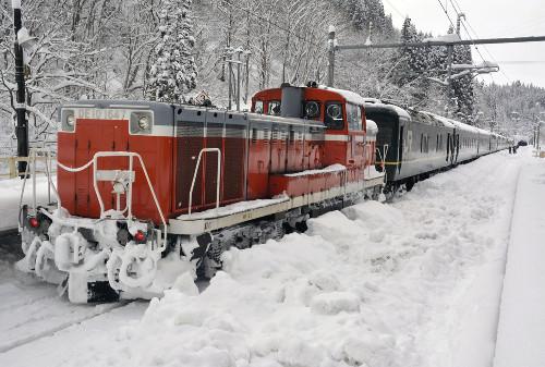 JR一臥鋪特急列車，因大雪在JR奧羽線津輕湯站附近拋錨，約130名乘客不得不在車上過(guò)夜。