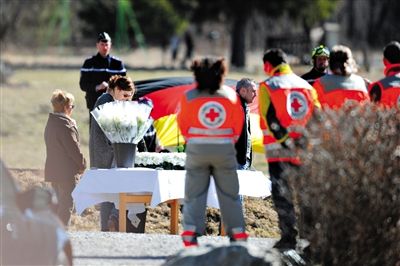 29日，法國塞訥鎮(zhèn)，搜救人員和遇難者家屬一同向遇難者致哀。