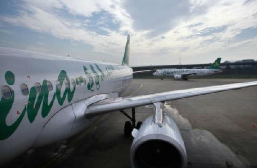 資料圖片：上海虹橋機(jī)場停靠的一架春秋航空客機(jī)。（圖片來源：路透社）