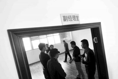  副經(jīng)理室裝修得相當(dāng)豪華，稱得上“土豪”級別