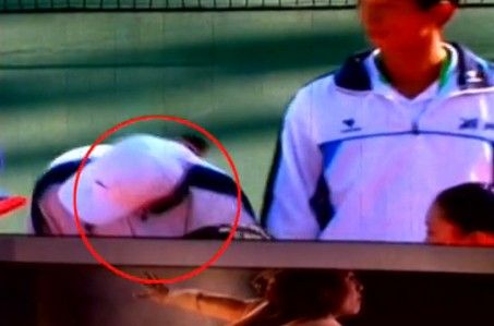 網(wǎng)友曝李娜九運(yùn)會領(lǐng)獎(jiǎng)臺上疑被當(dāng)眾扇耳光(圖) 網(wǎng)友曝李娜九運(yùn)會領(lǐng)獎(jiǎng)臺上疑被當(dāng)眾扇耳光(圖)