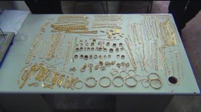 警方追回的被搶金首飾，有172件，2200多克。其余的都被嫌疑人變賣，用來購買手機(jī)的汽車。