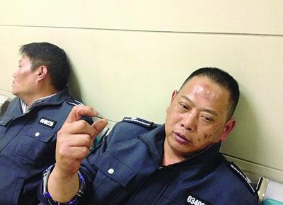 被打傷的城管隊員。陳郁攝