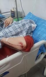 砸窗當事人胡女士在醫(yī)院接受治療。