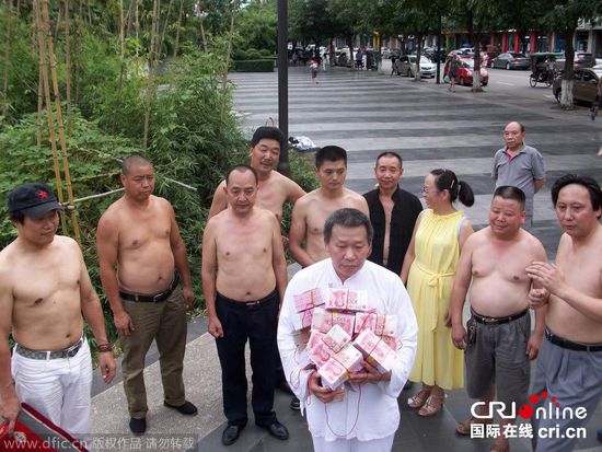 成都氣功大師攜10名弟子懸賞百萬尋武林高手(高清組圖) 成都氣功大師攜10名弟子懸賞百萬尋武林高手(高清組圖)