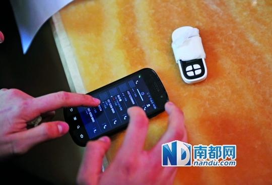 一個號碼為021-62588800的電話自稱上海靜安區(qū)公安分局，騙走了小程148萬。記者 梁煒培 攝