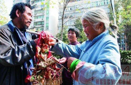一個過路市民在挑選高廣林做的香包。