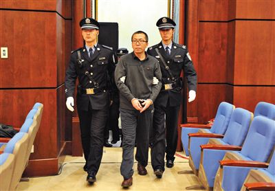楊秀宇被帶入法庭。昨日，楊秀宇及女下屬盧梅因非法經(jīng)營罪獲刑4年、一年半并處罰金。