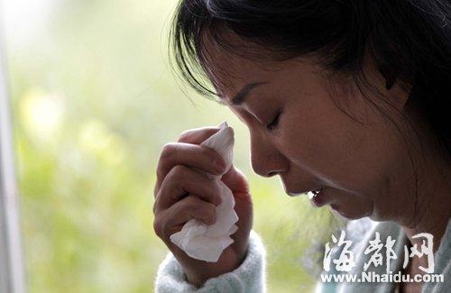 小梅的媽媽看到女兒發(fā)來的信息，就忍不住落淚