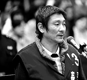 庭審時(shí)，鄭東稱自己想隨女兒一起去，請(qǐng)求法院判他死刑立即執(zhí)行