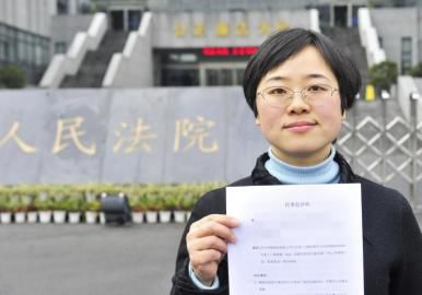 12月3日，起訴代理人出示公訴書。