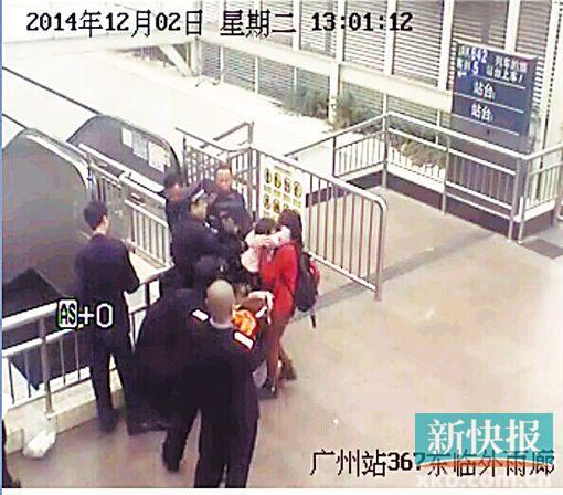 民警果斷將孩子救下,并控制跳樓男子。 通訊員圖(視頻截圖)