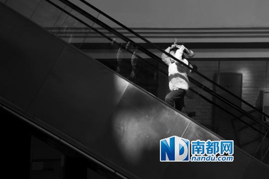 12月12日上午，正佳廣場內(nèi)，任淘淘在扶梯上奔跑玩耍。