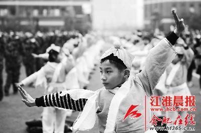學(xué)生們在進(jìn)行集體武術(shù)操展示。