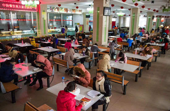 圖為在食堂內(nèi)復習的學生。