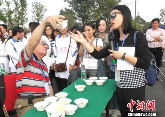 圖為外國友人品嘗揚(yáng)州炒飯。