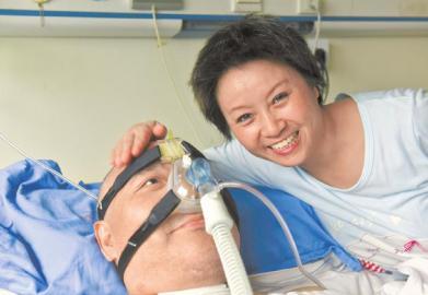 一年多來，楊曉華陪伴著臥病在床的男友，一日三餐悉心照料，毫無怨言。