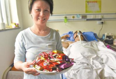 下周三兩人有望拿到結(jié)婚證，21日，喜氣洋洋的楊曉華已經(jīng)準備好了喜糖。