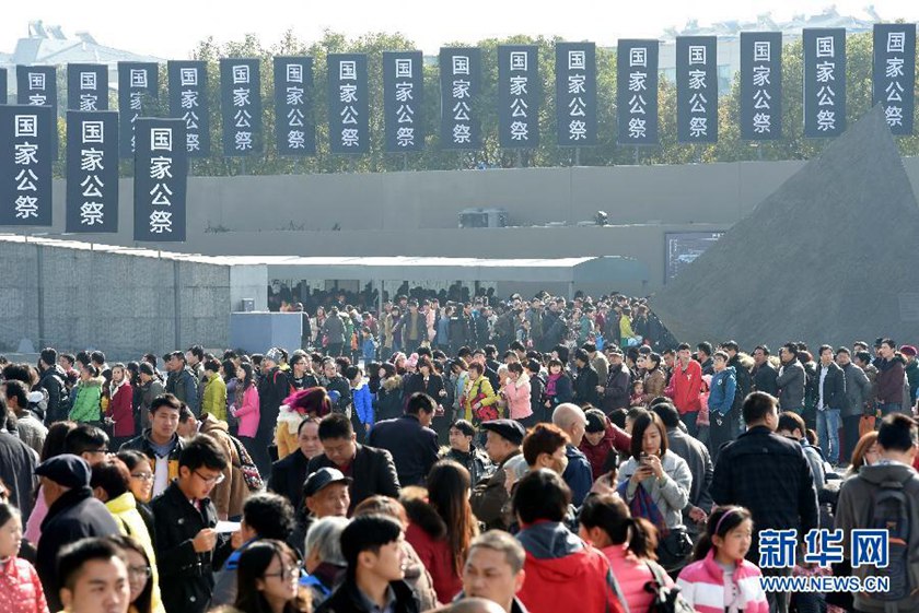 12月14日,參觀者在南京大屠殺遇難同胞紀(jì)念館參觀?！　⌒氯A社記者孫參攝