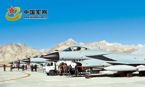 后勤官兵進駐雪域高原機場提供后勤支撐。解放軍報特約記者 劉應(yīng)華攝