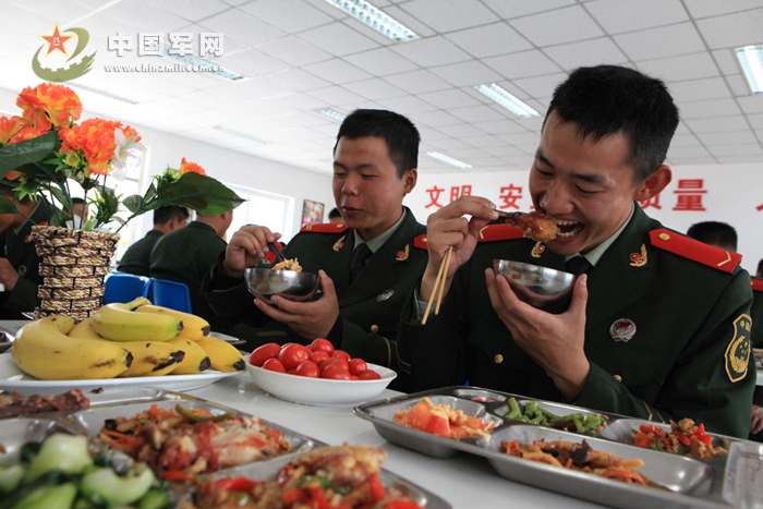 武警伙食費(fèi)漲三元：平時5菜1湯周末8菜大會餐