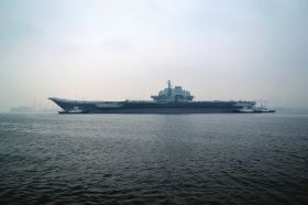 2月26日上午，中國海軍“遼寧艦”從大連港駛出，這是“遼寧艦”2013年首次出海。圖/CFP