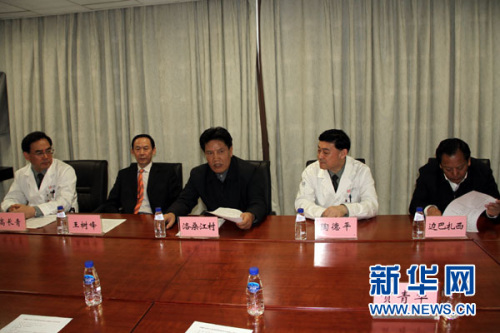 西藏自治區(qū)政府主席洛桑江村(左三)、副主席邊巴扎西(右一)一行來到解放軍總醫(yī)院，向牽頭“慈善援藏”救助活動的解放軍總醫(yī)院醫(yī)護(hù)人員表達(dá)謝意并贈送牌匾。蔡琳琳 攝