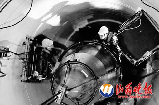 美國空軍人員將一枚“民兵3”型洲際彈道導(dǎo)彈導(dǎo)入制導(dǎo)設(shè)備。