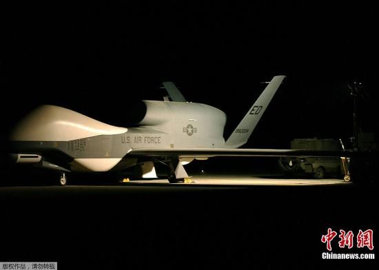 2006年2月17日，美國“全球鷹”RQ-4A無人機在秘密地點飛行。