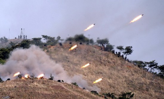 資料圖：朝鮮炮兵在進(jìn)行火力演習(xí)。