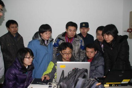 　資料圖：周紅麗（左三）和試驗(yàn)隊(duì)員判讀試驗(yàn)數(shù)據(jù)。