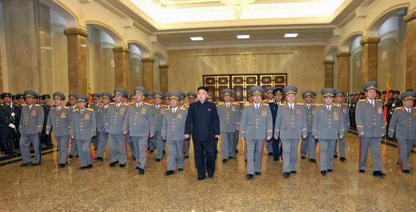 朝鮮最高領(lǐng)導(dǎo)人金正恩于15日零時率領(lǐng)朝鮮軍方高級干部參拜了安置金日成和金正日遺體的錦繡山太陽宮。