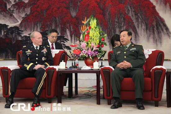 　中央軍委副主席范長龍上將（右）會見美軍參聯(lián)會主席鄧普西上將。