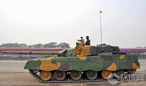 原文配圖：MBT-2000坦克參加孟加拉國閱兵。