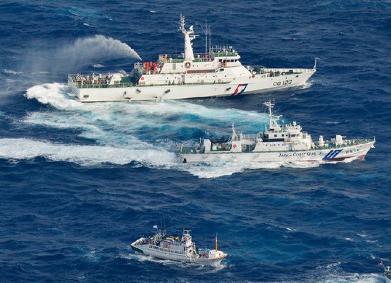 　　資料圖：臺灣巡邏船在釣魚島海域用水炮驅(qū)逐日本巡邏船