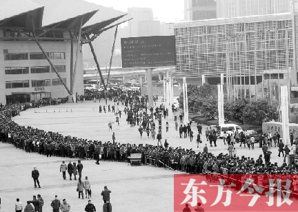 3月2日，在鄭州國(guó)際會(huì)展中心，河南省春季人才招聘會(huì)舉行，六萬(wàn)五千名求職者扎堆求職