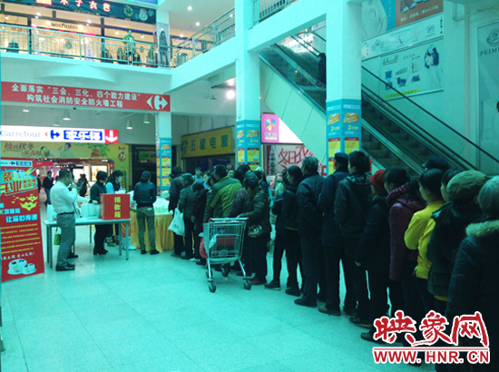 市民爭(zhēng)相排隊(duì)“買”蛋糕獻(xiàn)愛(ài)心