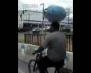 開(kāi)掛民族騎車(chē)頭頂煤氣罐，原地?？?腳不離車(chē) 飄逸
