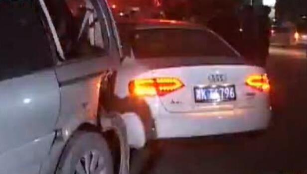 12車停路邊瞬間全報(bào)廢 咋回事？