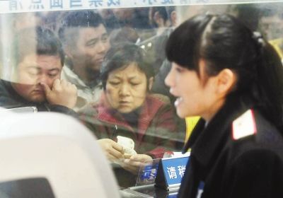 胡娜認(rèn)真、耐心地向旅客介紹票務(wù)情況