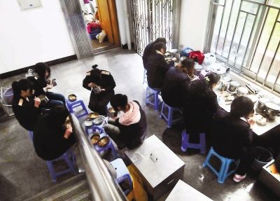 短短半個小時就餐休息時間，售票員們把椅子當(dāng)餐桌，擠在不到20平方米的地方吃飯