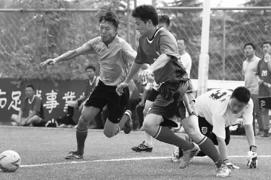 鄭州航院隊(duì)與鄭州經(jīng)開正和隊(duì)的比賽，可謂是學(xué)生軍和朋友隊(duì)之間的強(qiáng)強(qiáng)對(duì)決