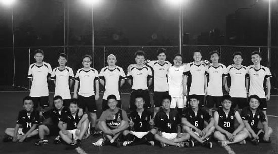 昨晚，東道主東方今報(bào)隊(duì)迎來(lái)了第二個(gè)比賽對(duì)手——財(cái)大數(shù)學(xué)隊(duì)