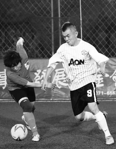 跟男人踢球，鏗鏘玫瑰們?cè)缫蚜?xí)慣