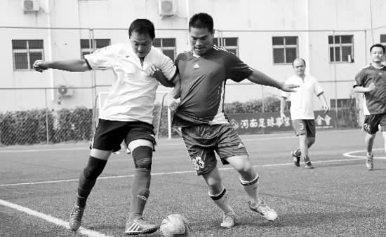 為了爭(zhēng)奪小組頭名，天行健和領(lǐng)航置業(yè)踢得異常激烈